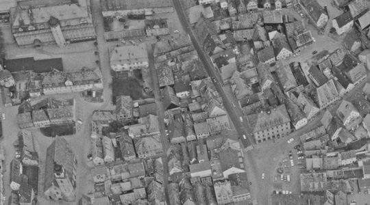 Luftbild in schwarz-weiß einer Stadt